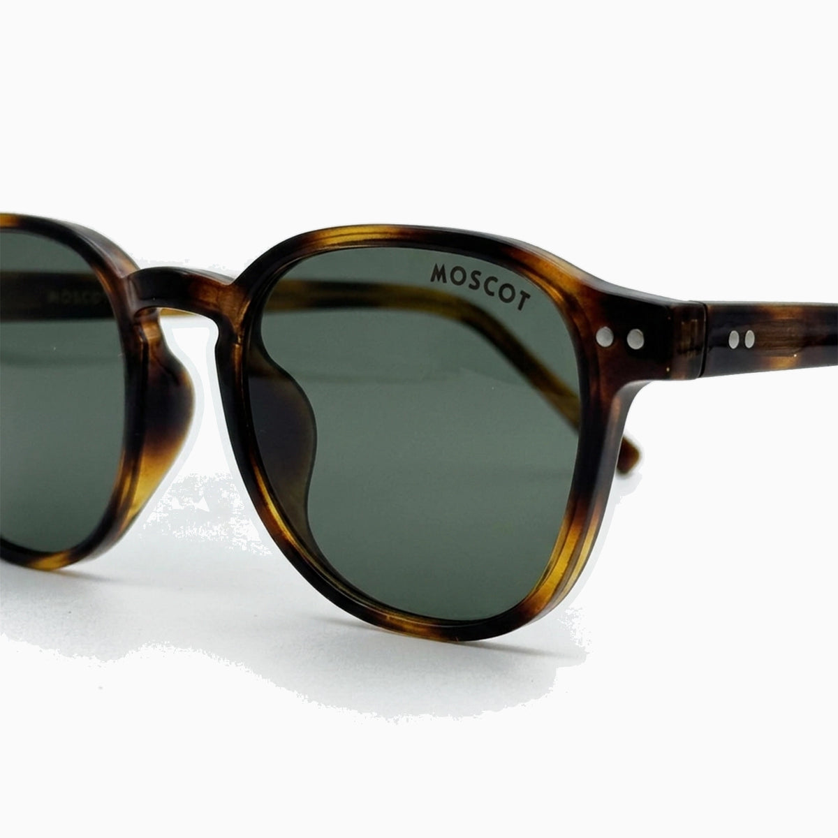 MOSCOT BRUDE SUN — Tortoise / Green front view